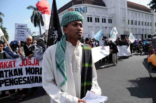 Muslim activists demonstrate in favour of the anti-pornography law, Yogyakarta, 2008 / Danu Primanto Islamism yes, communism no!
